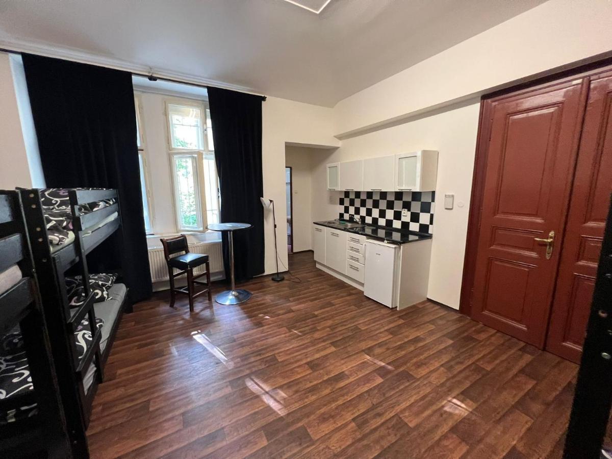 Apartment Moon Прага Екстериор снимка